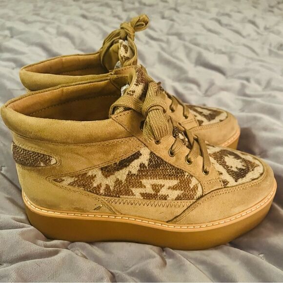 ZODIAC Siona Faux Suede Platform Booties Southwestern Print Elmwood Tan 7.5 NEW - Picture 4 of 10